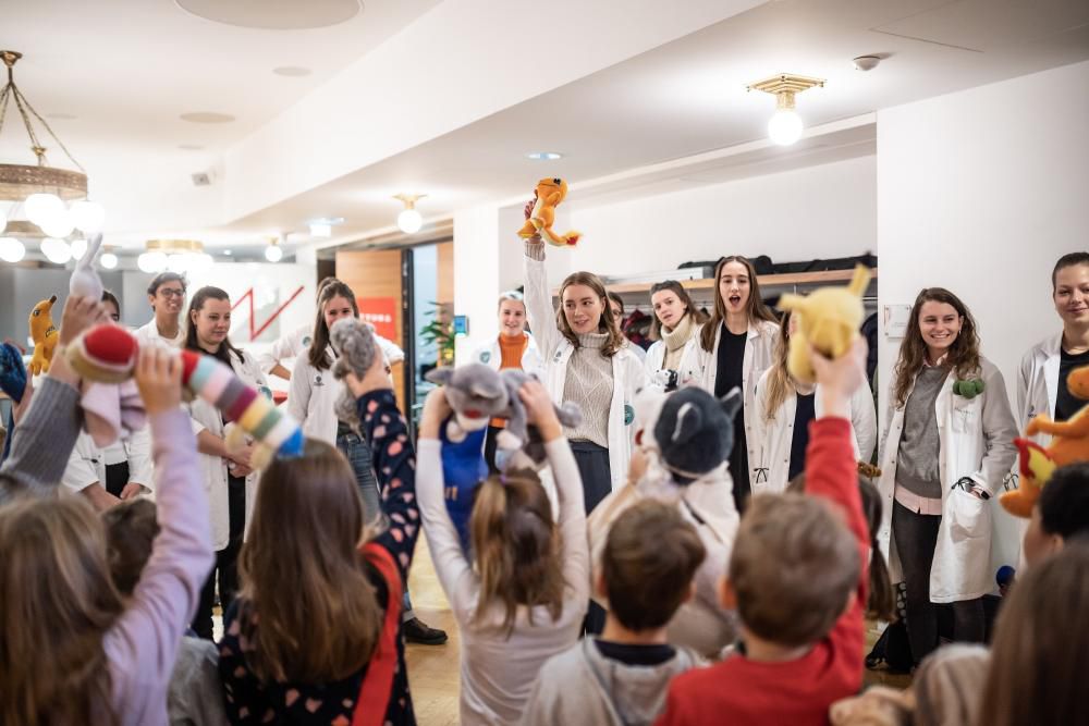 Kinder beim Teddybärkrankenhaus