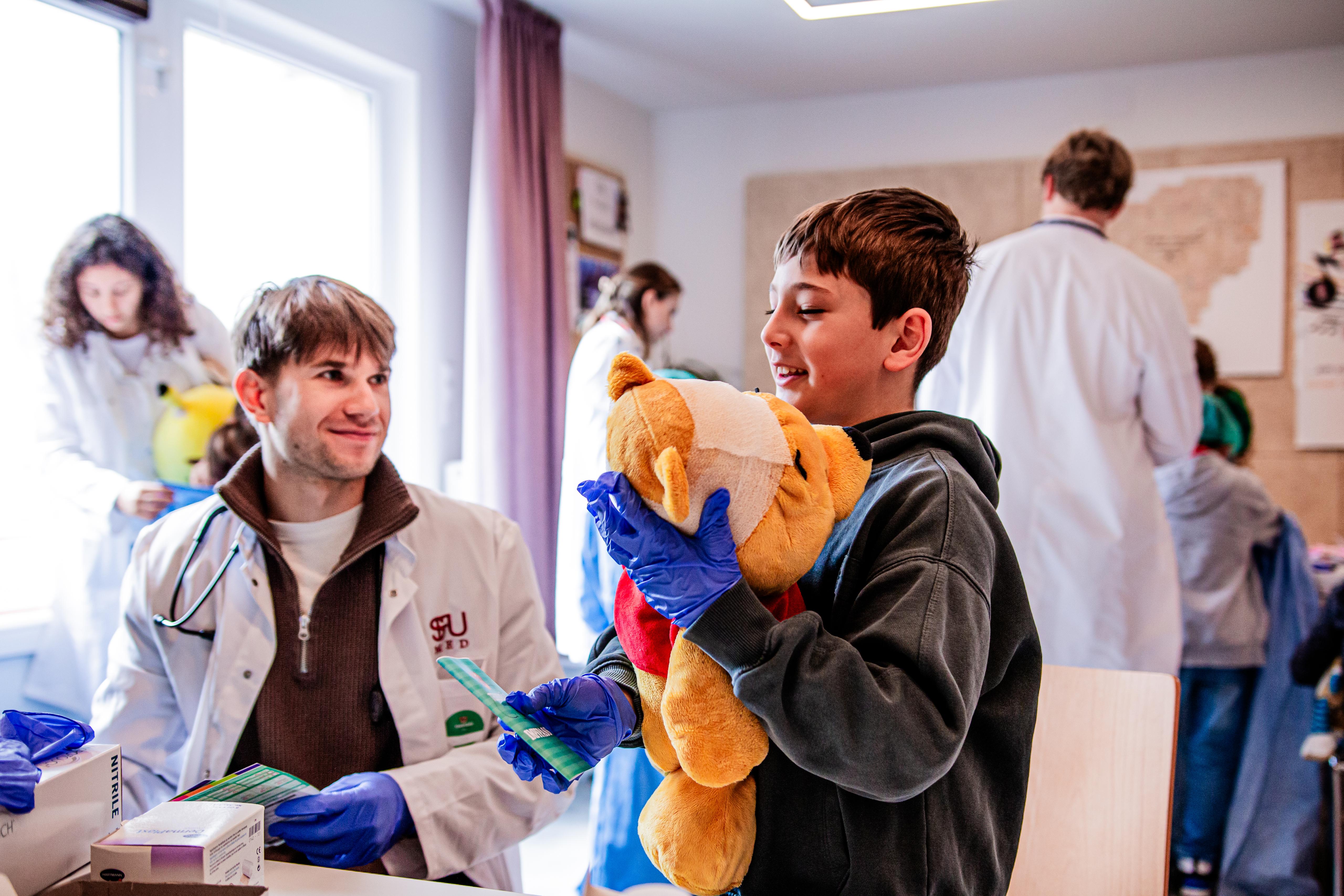 Studierende als Teddy Docs